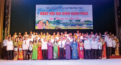 2016年越南家庭日：富寿省对家庭建设模范职工予以表彰 hinh anh 1