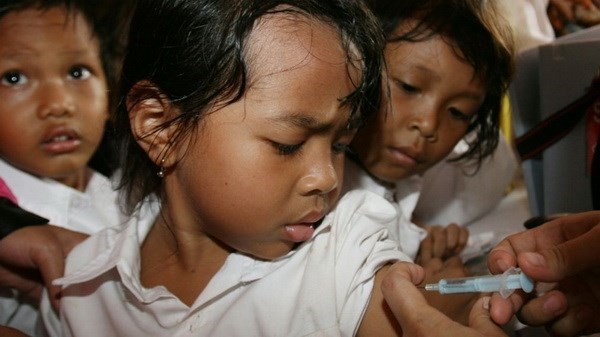 印尼家长提高对假疫苗的提防意识 hinh anh 1