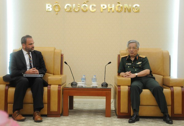 越南国防部领导会见美国国防部副助理部长 hinh anh 1