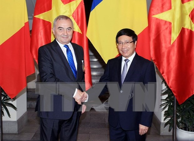 越南政府副总理兼外交部长范平明会见罗马尼亚外交部长科莫内斯库 hinh anh 1