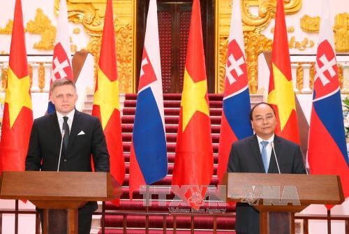 斯洛伐克总理罗伯特·菲乔圆满结束对越南的正式访问 hinh anh 1