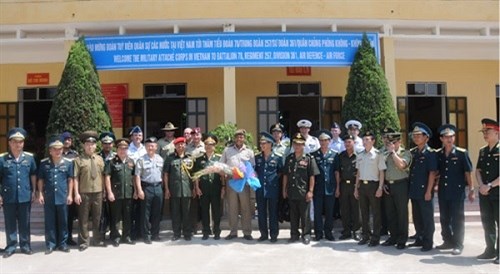 多国驻越武官代表团参观越南防空空军军种78营 hinh anh 1