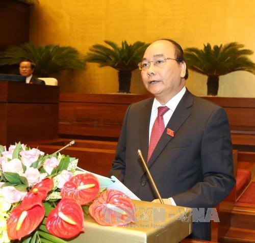 第十四届国会一次会议：阮春福总理作了关于上半年经济社会发展计划执行情况的报告 hinh anh 1