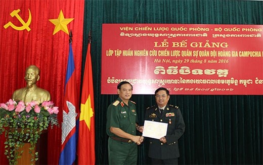 柬埔寨皇家军队军事战略研究培训班结业典礼在河内举办 hinh anh 2
