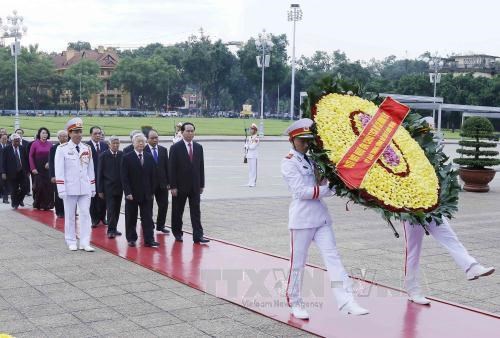 越南党和国家领导人拜谒胡志明主席陵墓 hinh anh 1