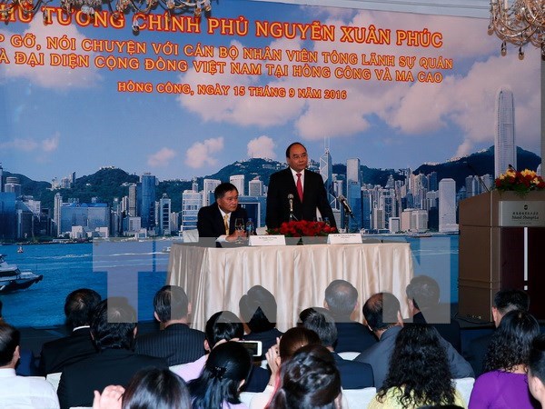 阮春福总理走访越南驻中国香港与澳门总领事馆 hinh anh 1