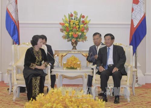 越南国会主席阮氏金银会见柬埔寨首相洪森 hinh anh 1