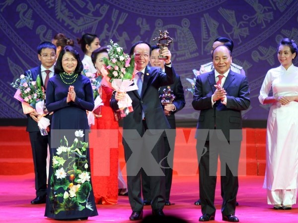 阮春福总理出席“越南企业融入与发展”竞赛运动启动仪式 hinh anh 1