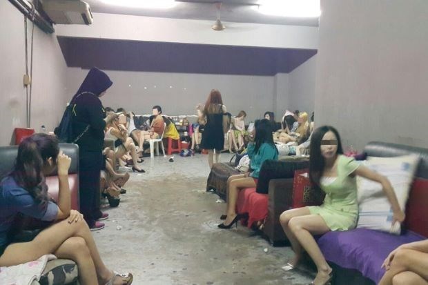 马来西亚警察突袭淫窝解救41名外籍妇女 hinh anh 1