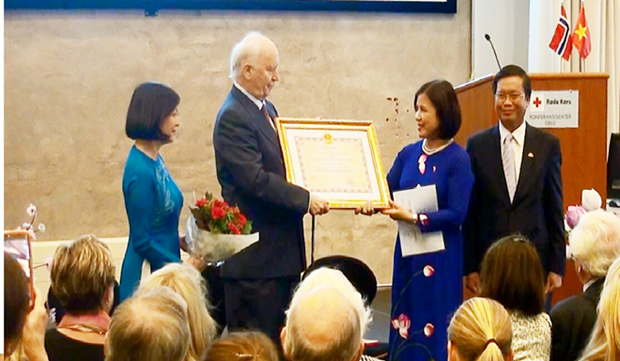 越南授予挪威前外交大臣国家主席的友谊勋章 hinh anh 1