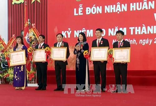 越南国家副主席邓氏玉盛出席越南经济技术工业大学成立60周年纪念典礼 hinh anh 1