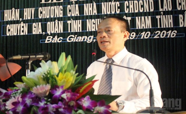 越南北江省志愿军干部和专家荣获老挝人民民主共和国勋章 hinh anh 1