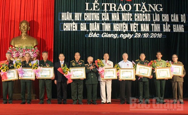 越南北江省志愿军干部和专家荣获老挝人民民主共和国勋章 hinh anh 2
