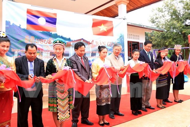 越南驻老挝大使馆举行幼儿园交接仪式 hinh anh 1