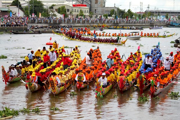 越南南部高棉族同胞为拜月节划船比赛做好准备 hinh anh 1