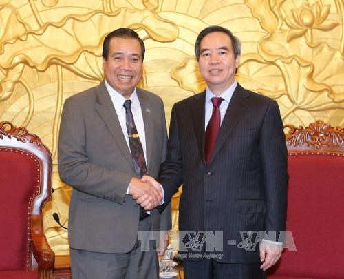 越共中央经济部部长阮文平会见老挝友人 hinh anh 1