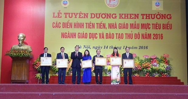 越南河内市教育培训局对首都先进模范教师予以表彰 hinh anh 1