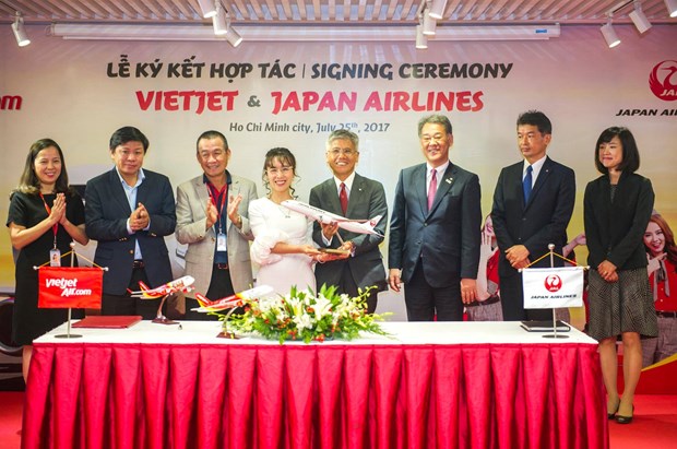 越捷航空与日本航空公司签署全面合作协议 hinh anh 2