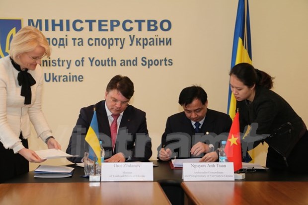 越南与乌克兰签署体育合作协议 hinh anh 1