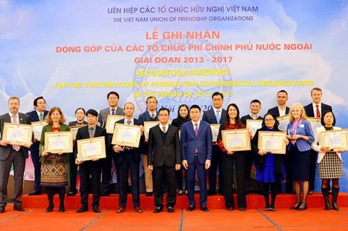 越南与外国非政府组织加强信息交换 hinh anh 1