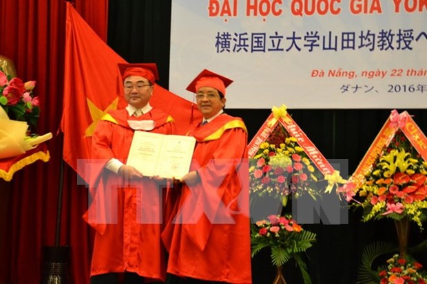 越南岘港大学向日本教授博士授予荣誉博士称号 hinh anh 1