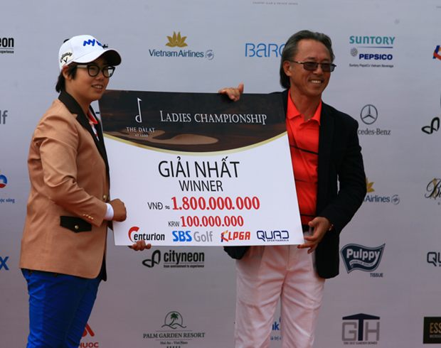 大叻1200世界女子职业高尔夫球锦标赛冠军奖杯及18亿越盾奖金得主 hinh anh 1