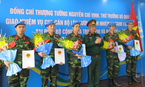 越南五名军官即将前往中非和南苏丹执行联合国维和任务 hinh anh 1