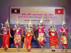 越南向老挝人民推介越南风土人情和文化 hinh anh 1