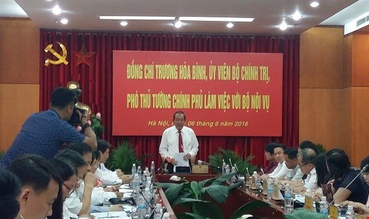 越南政府副总理张和平要求内务部特别重视行政改革工作 hinh anh 1