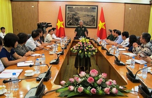 国防部领导人会见越南驻外大使和代表机构首席代表 hinh anh 1