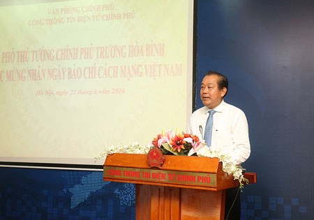越南政府副总理张和平向各新闻媒体机构致以节日祝福 hinh anh 1
