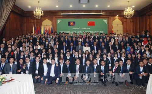 越南青年代表参加在柬埔寨举行的第二次东盟与中国青年交流会 hinh anh 1