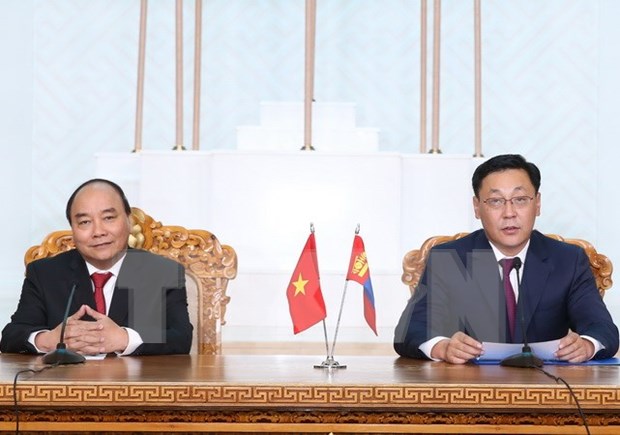 越南政府总理阮春福与蒙古国总理额尔登巴特举行会谈 hinh anh 1