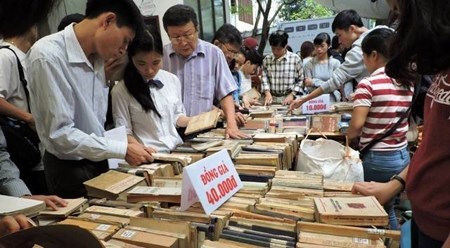 有关越南八月革命的河内市旧书展销会在河内举行 hinh anh 1