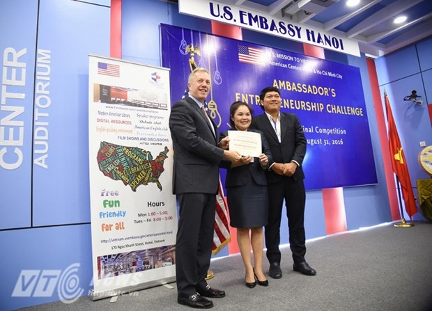 美国驻越大使向各最佳创业项目颁奖 hinh anh 1