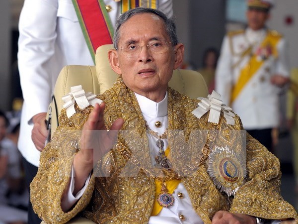 越南领导人就泰国国王普密蓬逝世向泰国王后和领导人致唁电 hinh anh 1