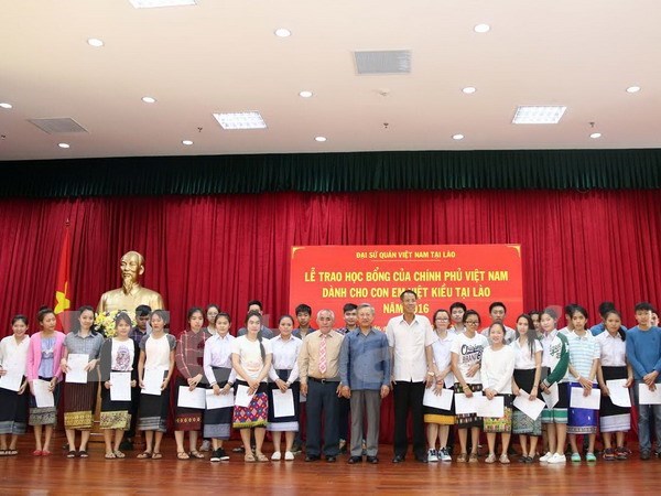 越南政府向旅居老挝越南侨胞儿女颁发奖学金 hinh anh 1