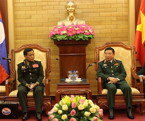 越南和老挝军队就安全保护工作分享经验 hinh anh 1