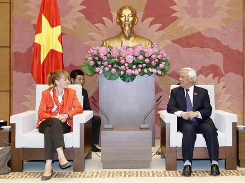 越南国会副主席汪周刘会见德国联邦议会副议长埃德尔加德·布尔曼 hinh anh 1