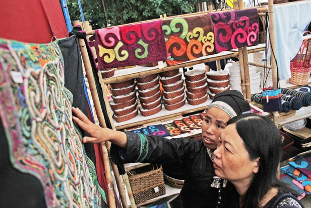 传统手工艺品慈善展在河内举行 hinh anh 2