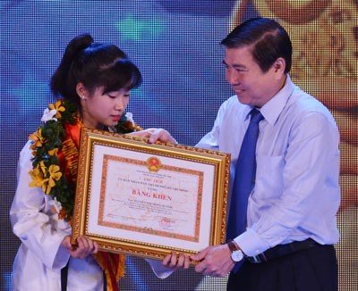 越南胡志明市六人荣获2015年优秀模范公民称号 hinh anh 1