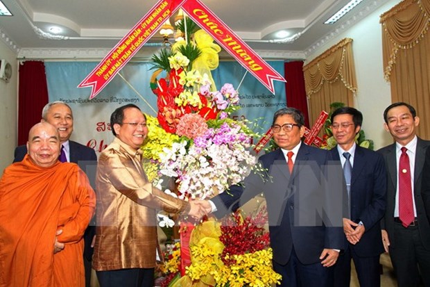 越南胡志明市领导人向老挝和柬埔寨驻胡志明总领事馆工作人员致以节日祝福 hinh anh 1