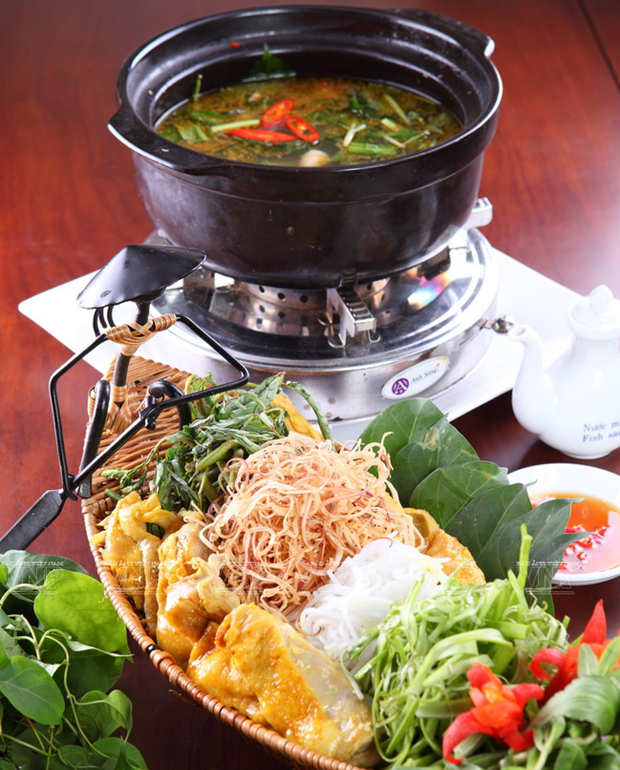 越南中部的传统菜肴：江叶酸鸡汤 hinh anh 1