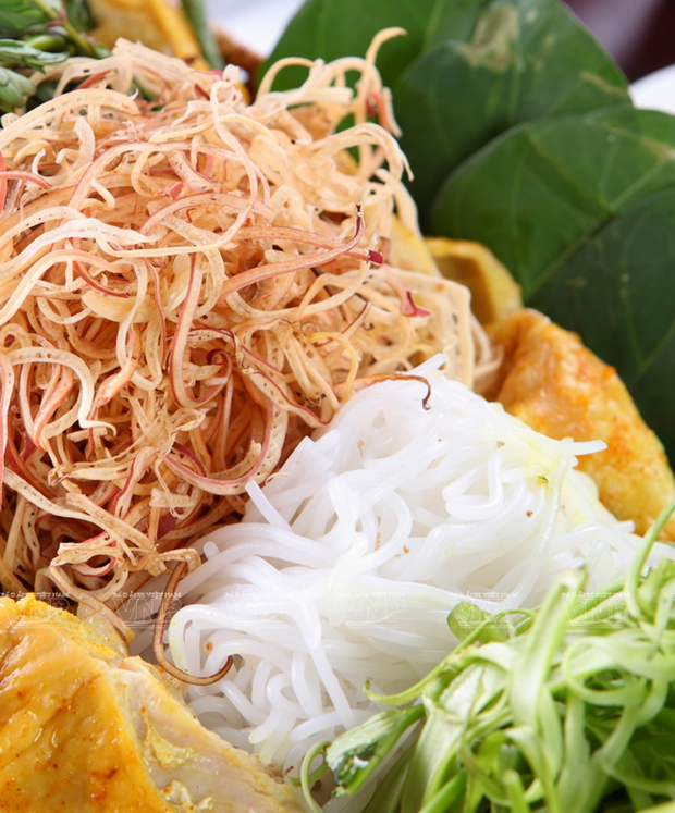 越南中部的传统菜肴：江叶酸鸡汤 hinh anh 5