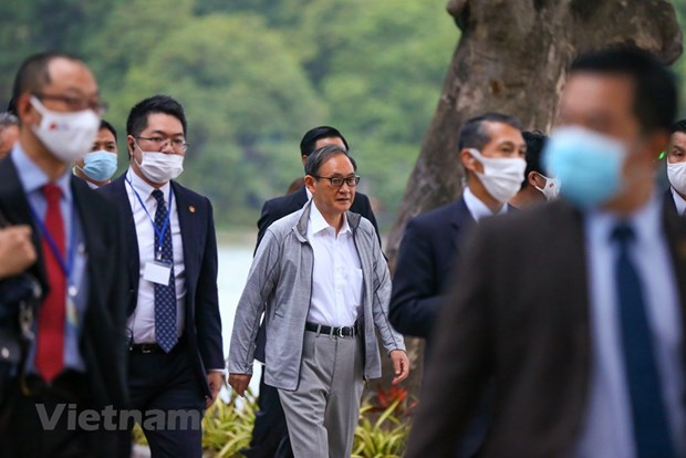 组图：日本首相菅义伟在还剑湖走路锻炼身体 hinh anh 1