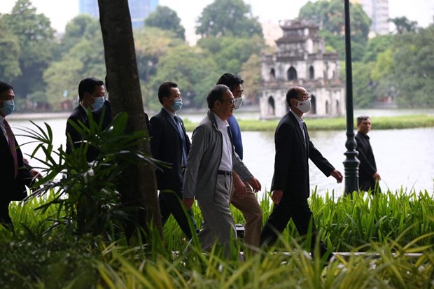 组图：日本首相菅义伟在还剑湖走路锻炼身体 hinh anh 10
