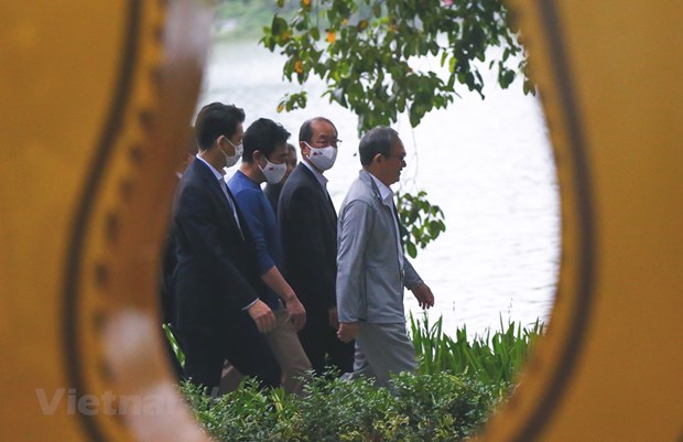 组图：日本首相菅义伟在还剑湖走路锻炼身体 hinh anh 3