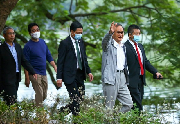 组图：日本首相菅义伟在还剑湖走路锻炼身体 hinh anh 6