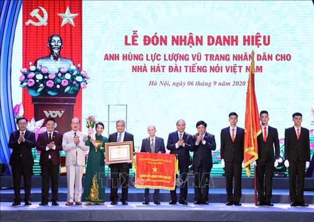 阮春福总理出席越南之声广播电台台庆75周年纪念典礼 hinh anh 1