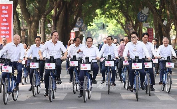 越南政府总理范明政与荷兰首相马克·吕特秋日骑行漫游河内 hinh anh 1